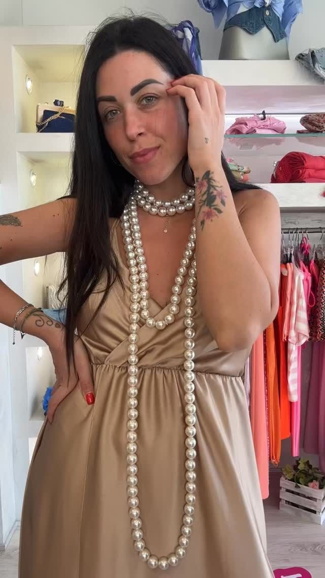 Una collana? Sì, ma non solo ✨Guarda come questa collana di perle si trasforma da dettaglio elegante a cintura chic…e chi più ne ha più ne metta! 🪄🪄Perché nella moda, come nella vita, serve un piano B… e magari anche un piano C! 😎😜#chic#chicabbigliamento#sanmarino📍Via del serrone 154 murata RSM⏱️Siamo aperti dal lunedì al sabato
9.15-12.30 15.00-19.30🚚 spedizioni in tutta Italia 24\48 ore📞 contatti: whatsapp 3898381855