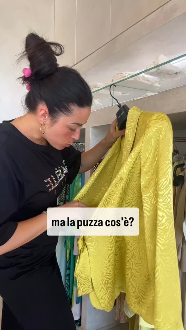 No, questa no: non è viscosa.Questa è acrilico, mi fa il prurito solo a guardarlo.Quello l’ha toccato un’altra, sento l’energia.Questo mi fa caldo.Quello mi fa freddo.E questo? Boh, mi guarda male.👗🙈Shopping con lei?
Un’esperienza mistica 🧙🏻♀️Ma quando trova quello giusto….
parte l’Alleluia in sottofondo🤣😛#chic#chicabbigliamento#sanmarino📍Via del serrone 154 murata RSM⏱️Siamo aperti dal lunedì al sabato
9.15-12.30 15.00-19.30🚚 spedizioni in tutta Italia 24\48 ore📞 contatti: whatsapp 3898381855