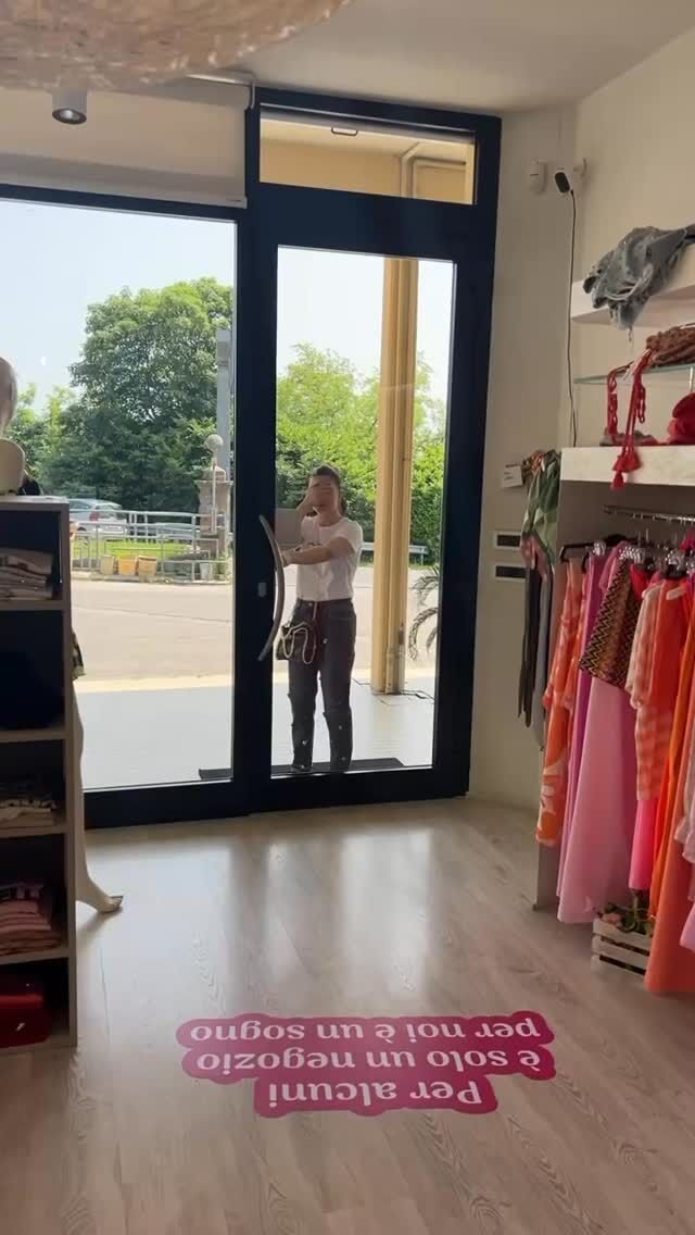 Quando ci provi ma l’impulso di fare shopping è troppo forte 😂🤟🏻#chic#chicabbigliamento#sanmarino📍Via del serrone 154 murata RSM⏱️Siamo aperti dal lunedì al sabato
9.15-12.30 15.00-19.30🚚 spedizioni in tutta Italia 24\48 ore📞 contatti: whatsapp 3898381855
