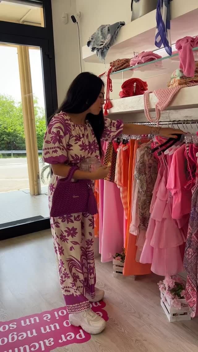 Una soluzione la troviamo sempre 🙈 anche in quei giorni NO 👎🏽Il nuovo abito a balze ci fa impazzire🎀💖🤩Per info taglie, prezzi o spedizioni puoi contattarci in direct o su whatsapp 🫶🏻#chic#chicabbigliamento#sanmarino