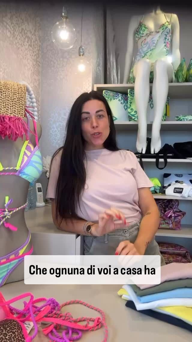 LA T-SHIRT SALVA-LOOK 🤩Minimal, comoda e super versatile 💣Quella t-shirt che tutte dobbiamo avere nell’armadio e che sta bene con tutto…
SI, PROPRIO LEI!Pantalone a fantasia? ✅
Gonna colorata? ✅
Look dell’ultimo secondo? ✅Lei c’è. Sempre.Il vero trucco? È BASICA… ma fa tutta la differenza. 😉#chic#chicabbigliamento#sanmarino📍Via del serrone 154 murata RSM⏱️Siamo aperti dal lunedì al sabato
9.15-12.30 15.00-19.30🚚 spedizioni in tutta Italia 24\48 ore📞 contatti: whatsapp 3898381855