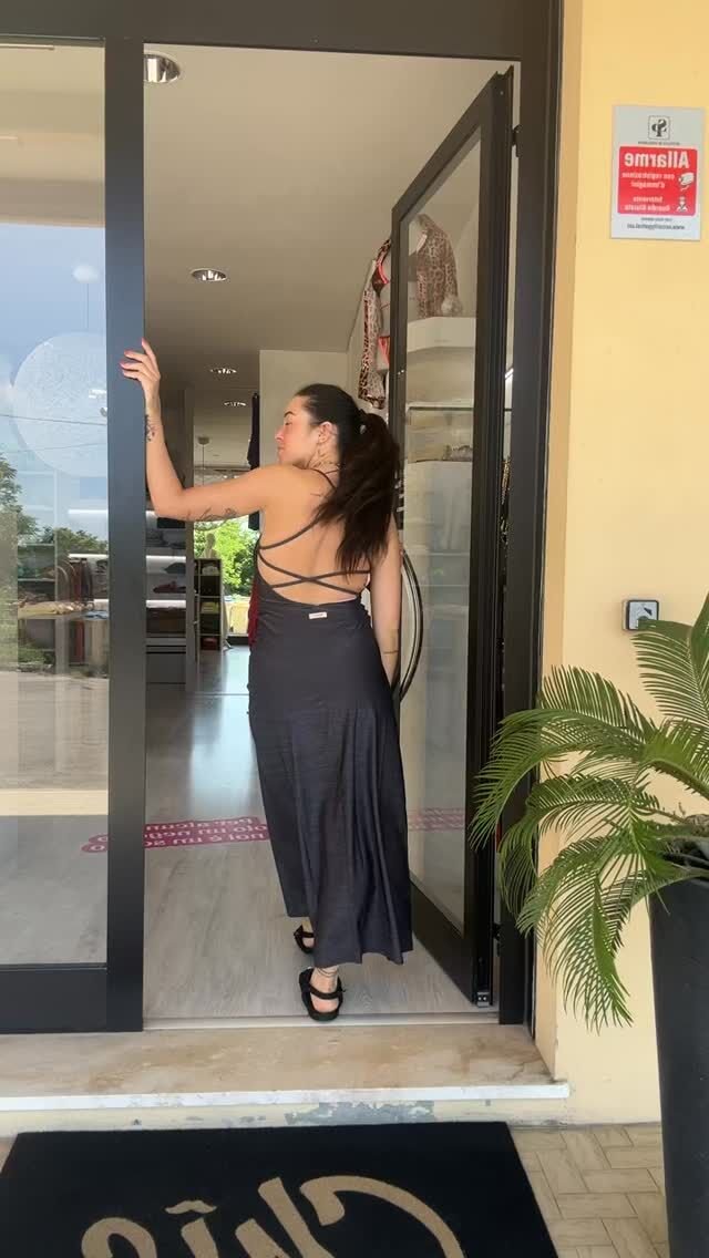 Valigia pronta in 3... 2... ok no, sto ancora scegliendo tra 12 outfit per 2 giorni 😅Week-end fuori porta e non sai cosa mettere in valigia? 🧳Ti diamo noi un idea con qualche look SUPER🤩Per info taglie, prezzi o spedizioni contattaci in direct o su whatsapp 📲