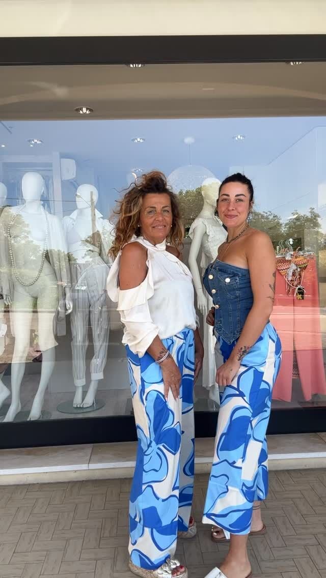 Due età, un solo look 😍Basta un dettaglio per rendere lo stesso look perfetto per tutte le età.A ognuna il suo stile, a tutte il tocco Chic. 🎀Ma alla fine si dovevano battere le mani?😂#ChicVibes#GenerazioniChic#ModaPerTutte#chic#chicabbigliamento#sanmarino