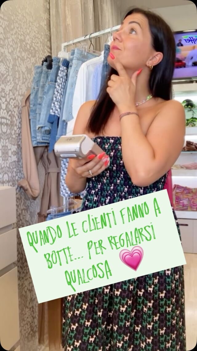 Avete mai visto due clienti litigare… per chi deve pagare? Non per dividere, ma per avere l’onore di fare un regalo all’altra. Una scena che ci ha fatto sorridere e riflettere: in un mondo dove spesso si discute per non pagare, assistere a un gesto così spontaneo di affetto e generosità è qualcosa di raro e prezioso. Momenti così ci ricordano quanto siano speciali le persone che entrano da noi. Le nostre clienti non sono solo clienti: sono anime belle, capaci di emozionare anche con un semplice gesto. E noi siamo grati di far parte delle loro storie. ❤️#clientispeciali #storiedivita #momentibelli #generosità #amiciziavera #scenedereali #vitadabotega #regaliconilcuore #emozioniafreddo #reellife #cuoreacolori
