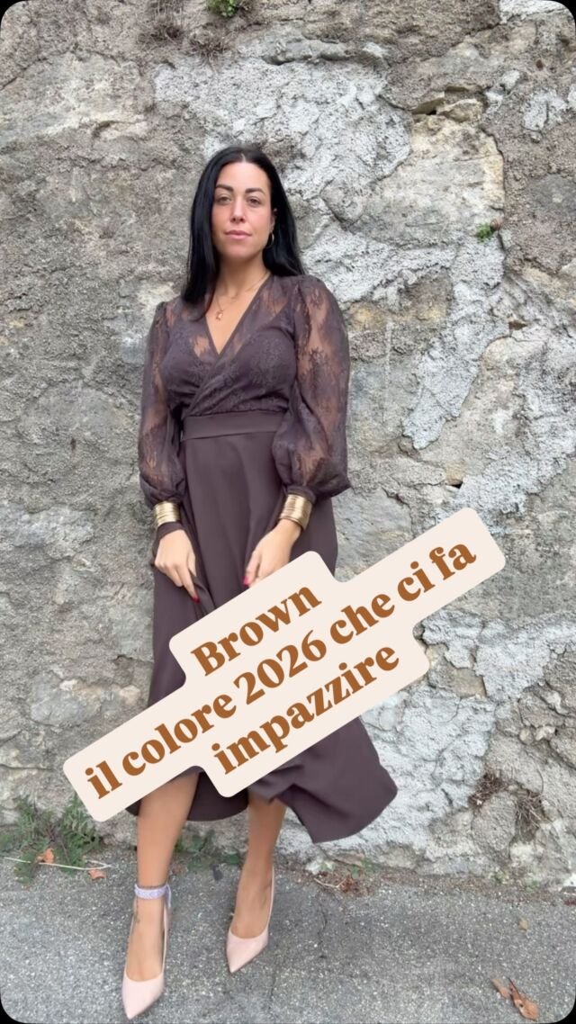 Abito lungo color cioccolato con inserti in pizzo: un mix di dolcezza e seduzione.
Fluido, raffinato e con quel dettaglio in pizzo che conquista al primo sguardo… perfetto per sentirsi irresistibili in ogni occasione 💃🍫#AbitoLungo #EleganzaFemminile #StileUnico #ModaDonna #NuoviArrivi #ChocolateDress #DettagliDiClasse
