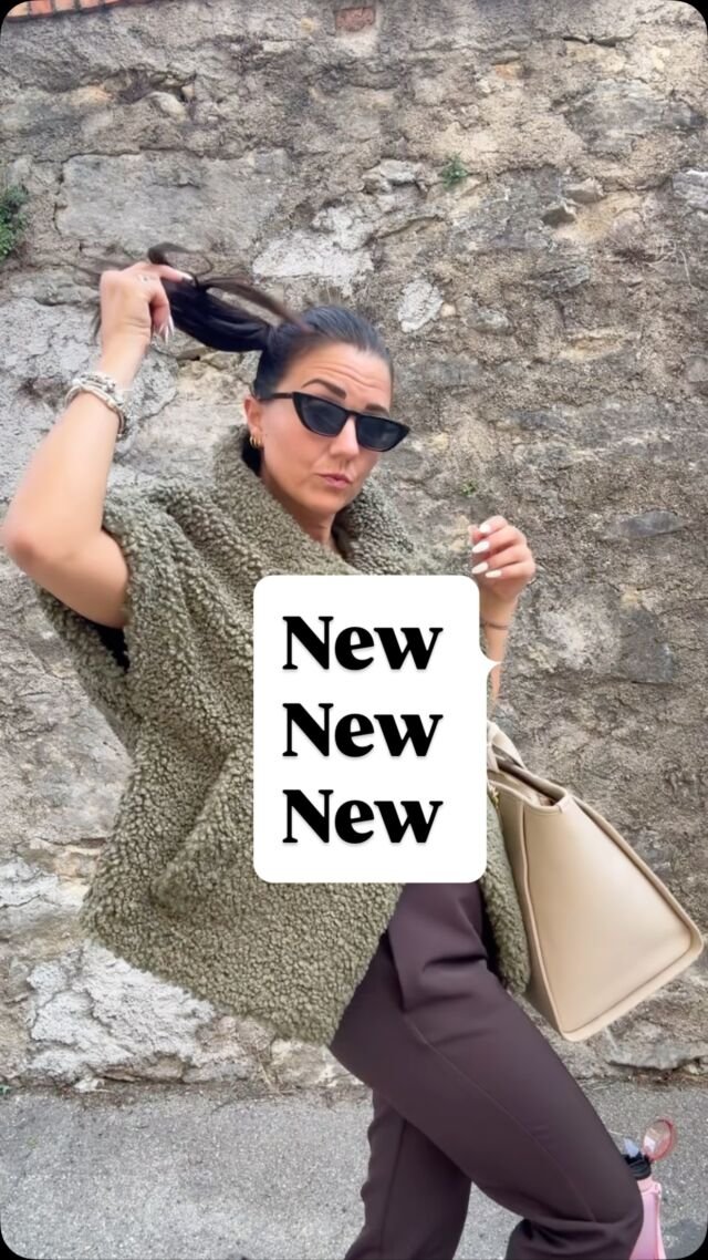 Nuovi arrivi, nuove vibrazioni!!
Il verde bottiglia incontra il marrone caldo: due colori che saranno i veri protagonisti dell’autunno/inverno 🍂💚🤎. Eleganti, profondi e super versatili… pronti a diventare i must-have della stagione!Che ne pensi di questo abbinamento?
Lo indosseresti anche tu o preferisci osare con altre tonalità?
Scrivicelo nei commenti, siamo curiose di sapere il tuo parere
#NuoviArrivi #AutunnoInverno2025 #StileElegante #ModaDonna #SanMarinoFashion #RiminiShopping #VerdeBottiglia #MarroneChic #OutfitAutunnale