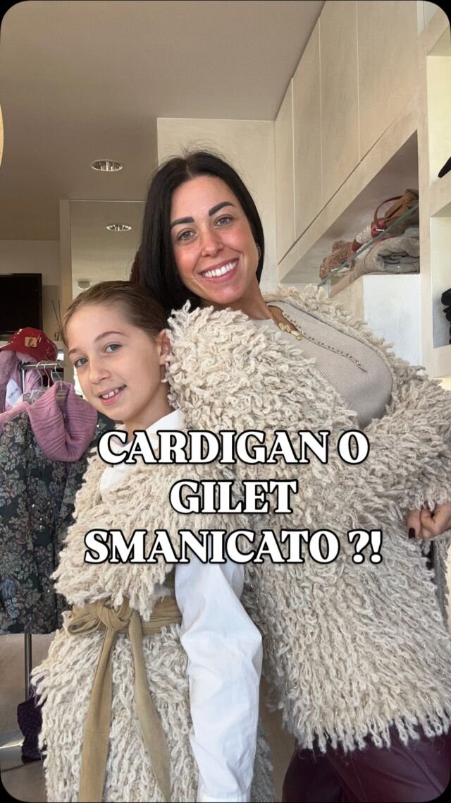 Cardigan o Gilet smanicato?! 💣Queste due nuove maglie ci hanno fatto impazzire 😜⚡️#chic#chiabbigliamento#nuoviarrivi#nuovemaglie#nuovopost#newreelPer info prezzi, taglie o spedizioni scrivici in direct o su whatsapp al 3898381855 📱