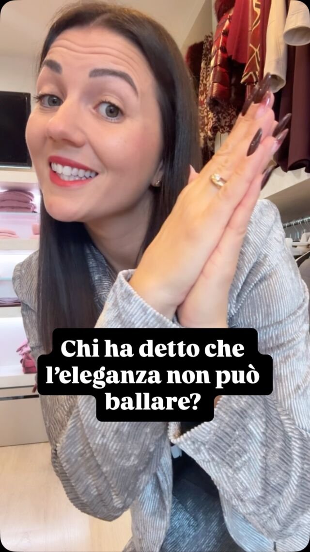 Non serve un red carpet quando hai un tailleur in velluto e la voglia di ballare 💃💎
Io ho scelto la lambada… tu con che ritmo lo indosseresti ?  Vi presentiamo così questo nuovo tailleur meraviglioso!  #chic #chicabbigliamento #nuoviarrivi #newcollection #modadonna #tailleurfemme #argento #velluto