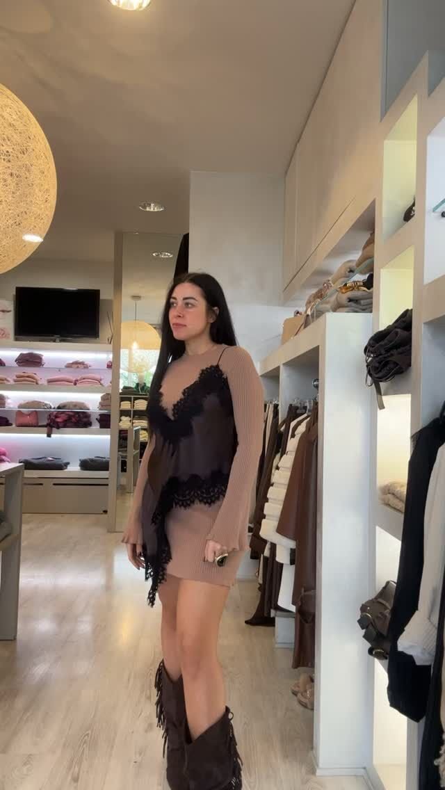 Un abito in viscosa, caldo, versatile in quattro varianti colori 💣 cosa volere di più?Noi abbiamo pensato 4 modi diversi per indossarlo ⚡️🖤A te quale piace di più?#chic#chiabbigliamento#sanmarino#nuoviarrivi#newpost#newcollection#abbigliamentodonna#modadonna#viscosa#abito#abitoversatileperognioccasione