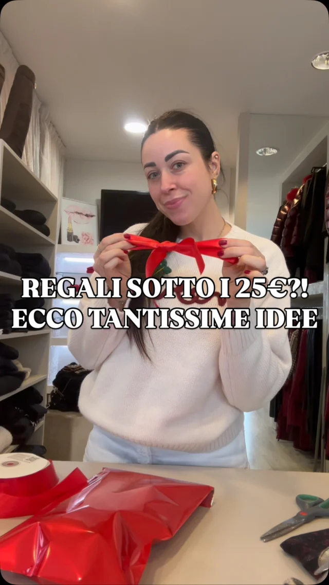 Regali sotto i 25€?! 🎁Ecco tantissime idee super carine 🎄Guarda il video fino alla fine per scoprire qual è il mio modo preferito per incartare un regalo, perché come diciamo sempre per noi la differenza la fanno i dettagli 🍬😍‼️ non hai tempo di passare in negozio? Nessun problema, scrivici in direct o su WhatsApp al numero 389 83 81 855 e ti terremo da parte il tuo regalo in modo tale che quando passerai a ritirarlo lo troverai già incartato..‼️