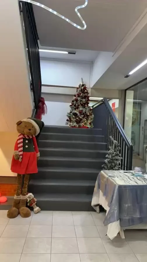 Che serata incredibile!
La nostra sfilata all’evento di ieri è stata un mix di energia, emozione e look che hanno illuminato tutto ✨
E se ti sei perso l’evento di ieri sera, nessun problema: con questo video puoi rivivere ogni momento, quasi fossi lì in prima fila! 🎥💛Adesso voglio sapere da te:
👉 Quale outfit ti ha fatto brillare gli occhi?
👉 Chi, secondo te, ha spaccato più di tutti in passerella?
👉 Qual è il look che indosseresti subito?Scrivimi tutto nei commenti, che passo a sbirciare 😄💬
E se questo tuffo nella nostra passerella ti piace, lascia un ❤️, condividi il Reel e fai conoscere l’evento anche a chi non c’era!  #sfilatadimoda #modelle #moda #outfitnatale #natale